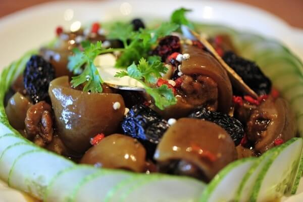 Nấu chân giò hầm thuốc bắc bổ dưỡng cho gia đình